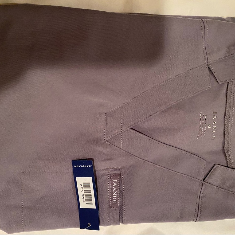 NWT Jaanuu Woman’s 3 -Pocket Gray Short Sleeve Scrub Top - Picture 2 of 3